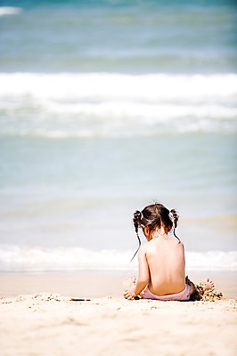 포토 JPG 주간 해외풍경 해외 여자 아시아 어린이 모래 파도 바다 자연 한명 사람 앉기 풍경 소녀 상반신 해변 야외 뒷모습 아웃포커스 모래사장 동남아시아 베트남 호이안 여자만 여자한명만 어린이만 소녀만 소녀한명만 국내포토 자연요소 1 나라 뷰포인트 모션 촬영기법 생태계 파일형식