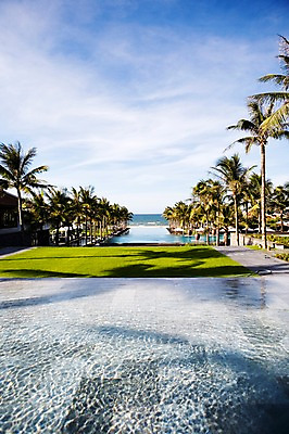 포토 JPG 주간 나무 식물 해외풍경 해외 아시아 바다 자연 하늘 리조트 수영장 풍경 잔디 사람없음 야외 관광지 야자수 풀장 동남아시아 풀 휴양지 베트남 호이안 국내포토 자연요소 나라 여행 장소 생태계 파일형식