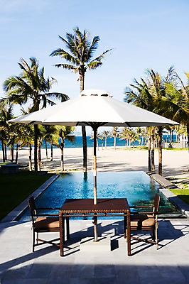 포토 JPG 주간 나무 식물 해외풍경 해외 아시아 바다 의자 자연 탁자 리조트 수영장 풍경 사람없음 야외 관광지 야자수 풀장 동남아시아 파라솔 휴양지 베트남 호이안 국내포토 자연요소 나라 여행 가구 장소 생태계 파일형식