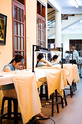 포토 JPG 해외풍경 해외 건축물 여자 남자 아시아 의자 창문 조명 서기 사람 앉기 풍경 여러명 상반신 성인 건물 라이프 생활 아웃포커스 동남아시아 스탠드 직물 작업 뜨개질 바느질 천 베트남 자수 수예 호이안 성인만 국내포토 건축 나라 가구 다수 모션 촬영기법 취미 파일형식