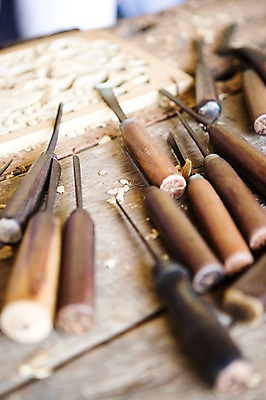 포토 JPG 주간 아시아 백그라운드 사람없음 야외 아웃포커스 미술도구 도구 판넬 칼 공예 베트남 나무조각 조각칼 공작도구 호이안 국내포토 자연요소 나라 촬영기법 취미 목재 동남아시아 오브젝트 파일형식