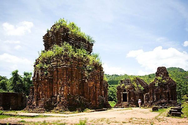 포토 JPG 주간 전신 나무 식물 모자 해외풍경 해외 건축물 건축 아시아 외국문화 유적 유적지 자연 하늘 한명 서기 풍경 야외 동남아시아 돌_바위 바위 풀 베트남 호이안 국내포토 자연요소 1 전통 잡화 나라 문화 고건축 모션 사람 생태계 파일형식