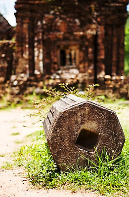 포토 JPG 주간 식물 해외풍경 해외 건축물 건축 아시아 외국문화 유적 유적지 풍경 사람없음 야외 아웃포커스 동남아시아 돌_바위 바위 풀 베트남 돌기둥 호이안 국내포토 자연요소 전통 나라 문화 고건축 촬영기법 기둥 파일형식