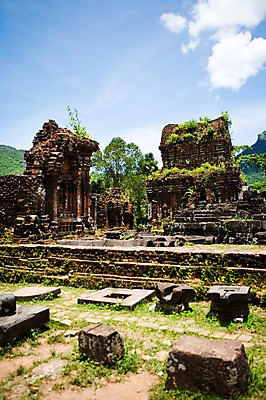 포토 JPG 주간 나무 식물 해외풍경 해외 건축물 건축 아시아 외국문화 유적 유적지 풍경 사람없음 야외 동남아시아 돌_바위 바위 풀 베트남 호이안 국내포토 자연요소 전통 나라 문화 고건축 파일형식