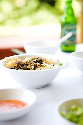 포토 JPG 주간 그릇 식기 접시 아시아 음식 의자 탁자 요리 근접촬영 사람없음 야외 아웃포커스 전통음식 면류 면 병 베트남 호이안 국내포토 자연요소 전통 나라 뷰포인트 가구 촬영기법 동남아시아 파일형식