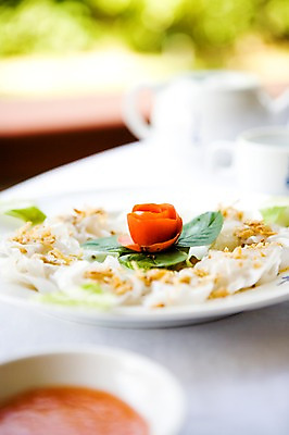 포토 JPG 주간 그릇 식기 접시 꽃잎 아시아 음식 탁자 주전자 요리 근접촬영 사람없음 야외 아웃포커스 장식 컵 전통음식 베트남 퓨전요리 호이안 국내포토 자연요소 전통 꽃 나라 뷰포인트 가구 주방용품 촬영기법 동남아시아 파일형식