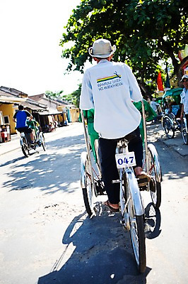 포토 JPG 주간 전신 나무 식물 모자 해외풍경 해외 건축물 남자 아시아 교통수단 거리 주택 사람 앉기 풍경 여러명 성인 야외 뒷모습 마을 자전거 동남아시아 베트남 호이안 남자만 성인남자만 성인만 국내포토 자연요소 잡화 건축 나라 뷰포인트 다수 교통 모션 건물 바이크 파일형식