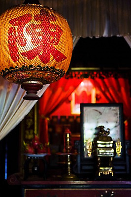 포토 JPG 해외풍경 건축 아시아 야경 종교용품 탁자 전등 사람없음 등불 커튼 불교용품 베트남 단상 제단 호이안 국내포토 해외 나라 종교 가구 불교 조명 풍경 동남아시아 야간 파일형식 풍경_경치