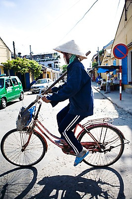 포토 JPG 주간 전신 모자 해외풍경 해외 건축물 여자 아시아 교통수단 자동차 주택 사람 앉기 풍경 여러명 성인 야외 건물 옆모습 바구니 마을 자전거 동남아시아 표지판 삽 베트남 전통모자 호이안 여자만 성인여자만 성인만 국내포토 자연요소 모자_잡화 잡화 건축 나라 육상교통 뷰포인트 다수 교통 모션 알림판 바이크 파일형식