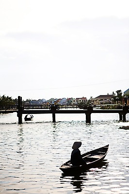 포토 JPG 주간 전신 모자 해외풍경 해외 시설물 건축물 여자 아시아 자연 주택 한명 사람 앉기 풍경 성인 야외 건물 뒷모습 강 동남아시아 보트 나룻배 베트남 호이안 가교 선박 여자만 여자한명만 성인여자만 성인만 국내포토 자연요소 1 잡화 건축 나라 뷰포인트 수상교통 배_교통 모션 생태계 파일형식