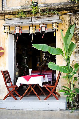 포토 JPG 주간 식물 해외풍경 해외 건축물 아시아 의자 식탁 탁자 전등 풍경 사람없음 야외 레스토랑 동남아시아 식탁보 풀 베트남 호이안 국내포토 자연요소 건축 나라 가구 조명 식당 파일형식