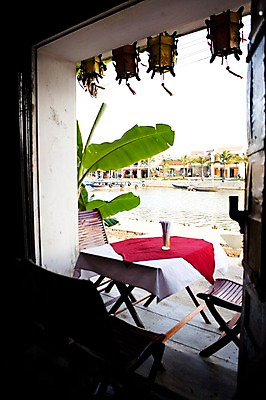 포토 JPG 주간 식물 해외풍경 해외 건축물 아시아 호수 의자 창문 탁자 전등 주택 풍경 사람없음 야외 건물 강 레스토랑 동남아시아 발코니 식탁보 풀 나룻배 베트남 호이안 선박 국내포토 자연요소 건축 나라 가구 수상교통 배_교통 조명 식당 파일형식