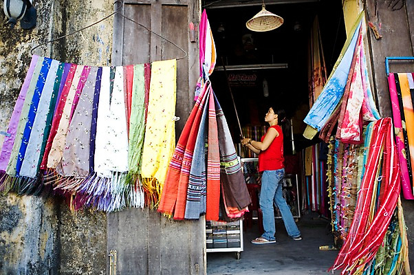 포토 JPG 주간 전신 해외풍경 해외 여자 아시아 전등 한명 서기 들기 사람 풍경 성인 야외 라이프 생활 옆모습 쇼핑 상점 스카프 동남아시아 전시 시장 상품 천 베트남 호이안 여자만 여자한명만 성인여자만 성인만 국내포토 자연요소 1 나라 뷰포인트 모션 조명 목도리 직물 파일형식