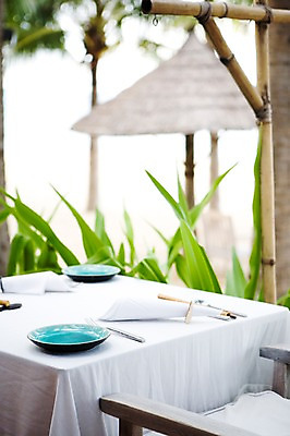 포토 JPG 주간 나무 식물 해외풍경 해외 그릇 식기 접시 건축 아시아 포크 의자 식탁 탁자 풍경 사람없음 야외 아웃포커스 인테리어 레스토랑 숟가락 동남아시아 풀 나이프 베트남 나짱 국내포토 자연요소 디자인 나라 가구 촬영기법 수저 식당 칼 파일형식