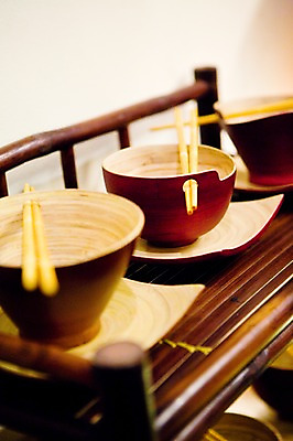 포토 JPG 그릇 식기 접시 아시아 백그라운드 젓가락 주방용품 선반 사람없음 아웃포커스 도구 베트남 밥그릇 나짱 국내포토 나라 가구 생활용품 촬영기법 수저 동남아시아 파일형식