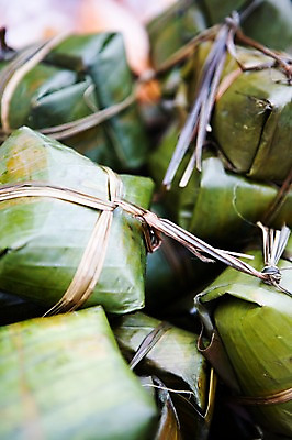 포토 JPG 주간 식물 아시아 음식 백그라운드 잎 포장 나뭇잎 요리 사람없음 야외 아웃포커스 쌈 베트남 퓨전요리 나짱 대나무연잎찰밥 국내포토 자연요소 나라 밥 촬영기법 동남아시아 파일형식