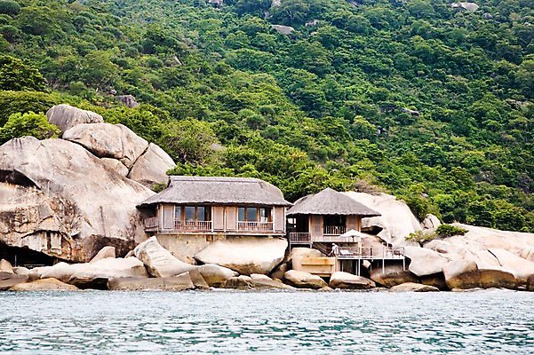 포토 JPG 주간 나무 식물 해외풍경 해외 건축물 아시아 바다 고건축 자연 리조트 주택 풍경 해변 사람없음 야외 건물 동남아시아 돌_바위 바위 휴양지 베트남 나짱 국내포토 자연요소 건축 나라 장소 생태계 파일형식