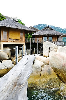 포토 JPG 주간 해외풍경 해외 건축물 아시아 바다 고건축 자연 리조트 주택 풍경 사람없음 야외 건물 울타리 동남아시아 돌_바위 바위 휴양지 베트남 나짱 국내포토 자연요소 건축 나라 담장 장소 생태계 파일형식