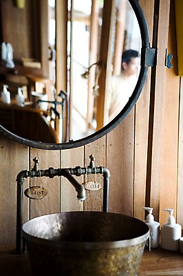 포토 JPG 주간 해외풍경 해외 남자 건축 아시아 통 한명 서기 사람 상반신 성인 야외 아웃포커스 인테리어 위생용품 반사 동남아시아 팻말 거울 욕실 세면대 수도꼭지 화장실 수도 베트남 대야 나짱 수도_상하수도 남자만 남자한명만 성인남자만 성인만 국내포토 자연요소 1 디자인 나라 생활용품 모션 프레임 촬영기법 풍경 상하수도 파일형식