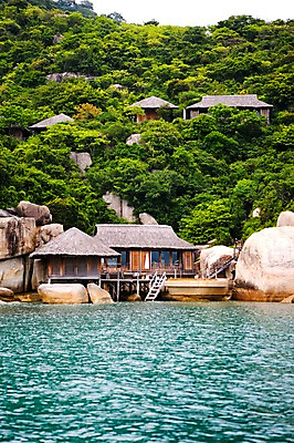 포토 JPG 주간 나무 식물 해외풍경 해외 건축물 아시아 바다 고건축 사다리 자연 리조트 주택 풍경 해변 사람없음 야외 건물 동남아시아 돌_바위 바위 휴양지 베트남 나짱 국내포토 자연요소 건축 나라 장소 도구 생태계 파일형식