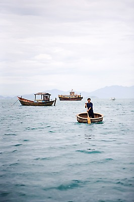 포토 JPG 주간 해외풍경 해외 남자 아시아 바다 자연 한명 서기 들기 사람 풍경 상반신 성인 야외 동남아시아 나룻배 노 베트남 나짱 선박 남자만 남자한명만 성인남자만 성인만 국내포토 자연요소 1 나라 수상교통 배_교통 모션 생태계 파일형식