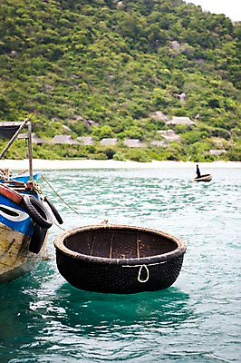 포토 JPG 주간 나무 식물 해외풍경 해외 아시아 바다 자연 산 풍경 사람없음 야외 바구니 동남아시아 베트남 나짱 선박 국내포토 자연요소 나라 수상교통 생태계 파일형식