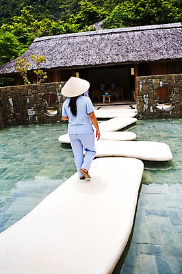 포토 JPG 주간 전신 나무 식물 모자 해외풍경 해외 건축물 여자 아시아 바다 고건축 리조트 주택 논 한명 서기 사람 풍경 성인 야외 건물 뒷모습 동남아시아 돌_바위 베트남 돌다리 나짱 가교 여자만 여자한명만 성인여자만 성인만 국내포토 자연요소 1 잡화 건축 나라 뷰포인트 농업 모션 다리_건축물 파일형식