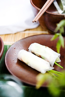 포토 JPG 주간 식물 그릇 식기 접시 아시아 음식 젓가락 요리 사람없음 야외 아웃포커스 동남아시아 전통음식 풀 베트남 퓨전요리 나짱 동남아음식 월남쌈 국내포토 자연요소 전통 나라 촬영기법 수저 베트남음식 파일형식