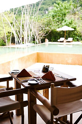 포토 JPG 주간 나무 식물 해외풍경 해외 접시 건축 아시아 포크 의자 탁자 잔 수영장 풍경 사람없음 야외 아웃포커스 컵 인테리어 풀장 레스토랑 동남아시아 파라솔 나이프 선베드 베트남 나짱 국내포토 자연요소 식기 디자인 나라 가구 촬영기법 식당 칼 파일형식