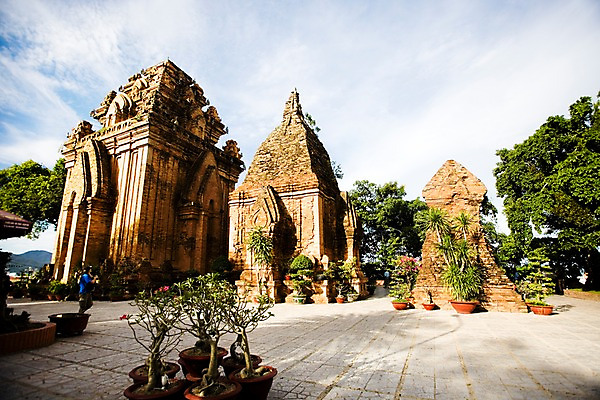 포토 JPG 주간 전신 나무 식물 해외풍경 해외 건축물 건축 아시아 화분 화초 외국문화 유적 유적지 한명 서기 풍경 야외 건물 탑 동남아시아 베트남 나짱 국내포토 자연요소 1 전통 나라 문화 고건축 모션 사람 파일형식