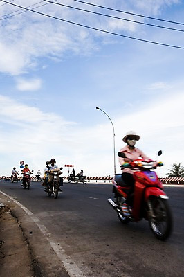 포토 JPG 주간 전신 모자 해외풍경 해외 아시아 도로 길 교통수단 하늘 마스크 사람 앉기 풍경 여러명 야외 동남아시아 차도 전선 오토바이 베트남 나짱 국내포토 자연요소 잡화 나라 다수 교통 교통시설 모션 바이크 파일형식