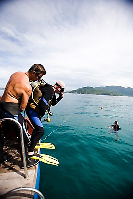포토 JPG 주간 전신 해외풍경 해외 남자 아시아 바다 레저 고글 서기 사람 풍경 성인 야외 세명 레포츠 동남아시아 장비 호흡기관 물안경 오리발 스쿠버다이빙 베트남 산소통 나짱 산소호흡기 스쿠버다이빙장비 남자만 성인남자만 성인만 국내포토 자연요소 나라 모션 통 수상스포츠 장기_의학 수영용품 스쿠버다이빙용품 파일형식