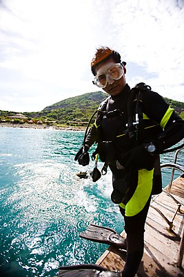 포토 JPG 주간 전신 해외풍경 해외 남자 아시아 바다 레저 고글 산 한명 서기 사람 풍경 성인 야외 레포츠 동남아시아 장비 호흡기관 물안경 오리발 스쿠버다이빙 베트남 산소통 나짱 산소호흡기 스쿠버다이빙장비 남자만 남자한명만 성인남자만 성인만 국내포토 자연요소 1 나라 모션 통 수상스포츠 장기_의학 수영용품 스쿠버다이빙용품 파일형식