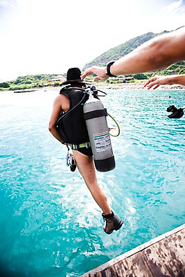 포토 JPG 주간 전신 해외풍경 해외 손 남자 아시아 바다 레저 산 사람 풍경 성인 야외 두명 신체부위 레포츠 동남아시아 장비 호흡기관 다이빙 스쿠버다이빙 베트남 팔 산소통 나짱 산소호흡기 스쿠버다이빙장비 성인만 국내포토 자연요소 나라 통 수영 수상스포츠 장기_의학 수중스포츠 스쿠버다이빙용품 파일형식