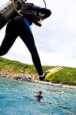 포토 JPG 주간 전신 나무 식물 해외풍경 해외 남자 아시아 바다 레저 고글 사람 풍경 성인 야외 두명 레포츠 점프 동남아시아 장비 호흡기관 물안경 오리발 다이빙 스쿠버다이빙 베트남 산소통 나짱 산소호흡기 스쿠버다이빙장비 남자만 성인남자만 성인만 국내포토 자연요소 나라 모션 통 수영 수상스포츠 장기_의학 수영용품 수중스포츠 스쿠버다이빙용품 파일형식