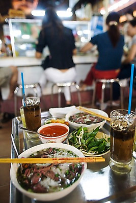 포토 JPG 주간 전신 해외풍경 해외 그릇 식기 여자 아시아 음료 음식 채소 의자 잔 쟁반 빨대 요리 사람 앉기 여러명 성인 야외 뒷모습 아웃포커스 컵 식당 동남아시아 면류 면 시장 장 베트남 포장마차 여자만 성인여자만 성인만 국내포토 자연요소 나라 뷰포인트 가구 다수 모션 촬영기법 풍경 상점 파일형식