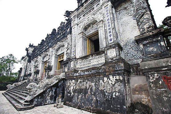 포토 JPG 주간 나무 식물 해외풍경 해외 건축물 건축 아시아 조각 외국문화 유적 창문 유적지 자연 풍경 사람없음 야외 건물 조각상 계단 동남아시아 베트남 석상 층 조각_조소 국내포토 자연요소 전통 나라 문화 고건축 조형물 생태계 조소 파일형식