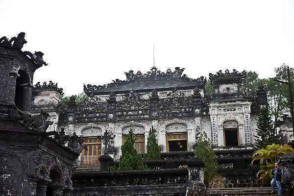 포토 JPG 주간 전신 나무 식물 해외풍경 해외 건축물 건축 아시아 외국문화 유적 유적지 자연 한명 서기 풍경 야외 건물 조각상 동남아시아 궁전 성 베트남 국내포토 자연요소 1 전통 나라 문화 고건축 모션 사람 조형물 생태계 파일형식