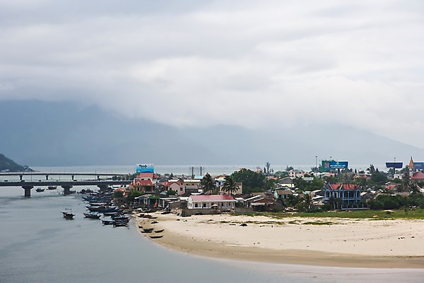 포토 JPG 주간 나무 식물 해외풍경 해외 시설물 건축물 아시아 모래 바다 자연 주택 풍경 사람없음 야외 건물 강 모래사장 마을 동남아시아 시골 베트남 가교 선박 국내포토 자연요소 건축 나라 수상교통 생태계 파일형식