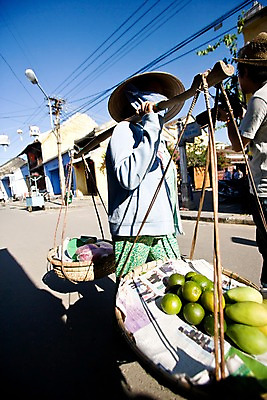 포토 JPG 주간 모자 해외풍경 해외 건축물 여자 아시아 과일 거리 주택 논 서기 들기 사람 풍경 상반신 야외 두명 건물 바구니 마을 동남아시아 전선 짐 상인 전봇대 베트남 여자만 국내포토 자연요소 잡화 공공시설 건축 나라 농업 모션 파일형식