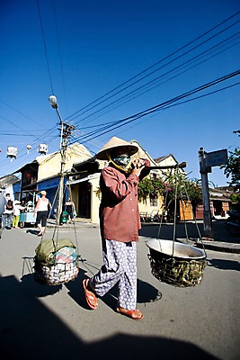포토 JPG 주간 전신 모자 해외풍경 해외 건축물 여자 아시아 가로등 과일 거리 주택 서기 사람 풍경 여러명 성인 야외 건물 바구니 마을 동남아시아 전선 표지판 상인 전봇대 베트남 여자만 성인여자만 성인만 국내포토 자연요소 잡화 공공시설 건축 나라 다수 모션 알림판 파일형식