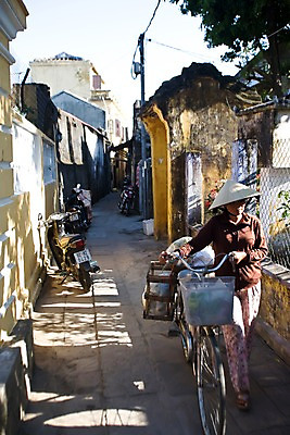 포토 JPG 주간 전신 모자 해외풍경 해외 건축물 여자 아시아 교통수단 교통 주택 한명 서기 사람 풍경 성인 야외 건물 마을 자전거 동남아시아 오토바이 골목길 전통의상 베트남 여자만 여자한명만 성인여자만 성인만 국내포토 자연요소 1 전통 잡화 건축 나라 길 모션 바이크 파일형식