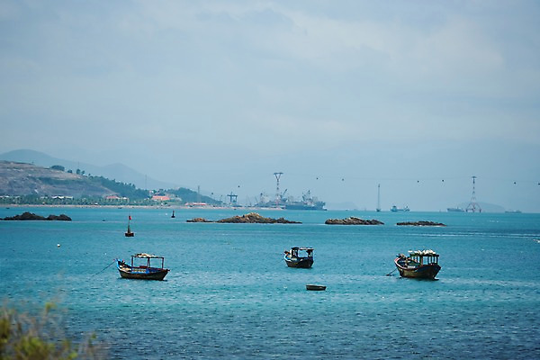포토 JPG 주간 나무 식물 해외풍경 해외 아시아 교통수단 바다 수상교통 자연 산 풍경 사람없음 야외 동남아시아 보트 베트남 선박 국내포토 자연요소 나라 교통 배_교통 생태계 파일형식