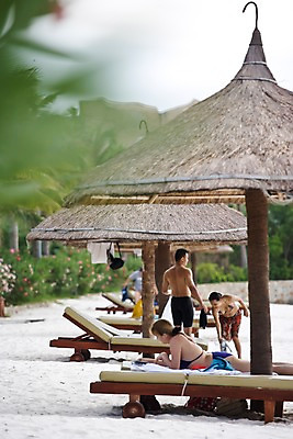 포토 JPG 주간 나무 식물 해외풍경 해외 여자 남자 아시아 모래 엎드리기 의자 서기 사람 풍경 여러명 상반신 성인 해변 야외 모래사장 눕기 동남아시아 파라솔 베트남 성인만 국내포토 자연요소 나라 바다 가구 다수 모션 파일형식