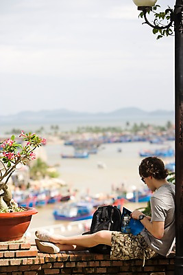 포토 JPG 주간 전신 식물 해외풍경 해외 남자 꽃 아시아 화분 바다 여행 가로등 가방 배낭 휴식 한명 들기 사람 앉기 풍경 성인 야외 옆모습 아웃포커스 책 여행객 동남아시아 물병 베트남 선박 남자만 남자한명만 성인남자만 성인만 국내포토 자연요소 1 잡화 공공시설 나라 뷰포인트 컨셉 수상교통 모션 촬영기법 물통 파일형식