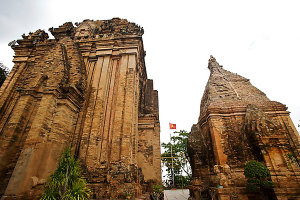 포토 JPG 주간 나무 식물 해외풍경 해외 건축물 건축 아시아 로우앵글 외국문화 유적 유적지 풍경 사람없음 야외 건물 동남아시아 깃발 국기 베트남 국내포토 자연요소 전통 나라 문화 뷰포인트 고건축 파일형식