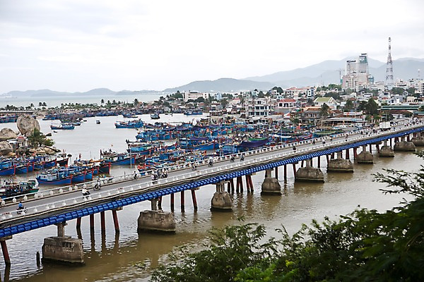포토 JPG 주간 나무 식물 해외풍경 해외 시설물 건축물 아시아 교통수단 바다 수상교통 자동차 자연 풍경 사람없음 야외 건물 마을 동남아시아 오토바이 베트남 가교 선박 국내포토 자연요소 건축 나라 육상교통 교통 바이크 생태계 파일형식