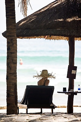 포토 JPG 주간 나무 식물 모자 해외풍경 해외 여자 아시아 바다 탁자 휴식 한명 사람 앉기 풍경 상반신 성인 해변 야외 뒷모습 모래사장 동남아시아 파라솔 물병 선베드 베트남 여자만 여자한명만 성인여자만 성인만 국내포토 자연요소 1 잡화 나라 뷰포인트 가구 컨셉 의자 모션 물통 파일형식