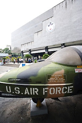 포토 JPG 주간 전신 해외풍경 해외 건축물 아시아 유적 자연 군용기 비행기 서기 풍경 여러명 야외 건물 여행객 동남아시아 전시 박물관 베트남 국내포토 자연요소 전통 건축 나라 다수 항공교통 모션 대중교통 군대 사람 생태계 파일형식