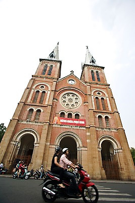 포토 JPG 주간 전신 모자 해외풍경 해외 건축물 여자 남자 건축 아시아 종교 도로 교통수단 시계 사람 앉기 풍경 여러명 야외 건물 성당 동남아시아 천주교 오토바이 헬멧 베트남 국내포토 자연요소 잡화 나라 길 다수 교통 종교건축 교통시설 모션 바이크 보호장비 파일형식